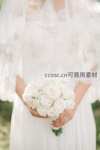 纯白玫瑰花束映衬蕾丝婚纱的浪漫