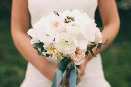 户外新娘手捧多彩花束，清新自然