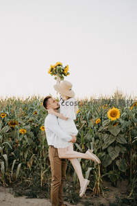 向日葵田中情侣甜蜜互动