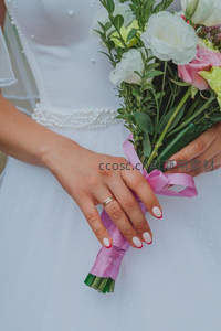 新娘手握花束，戒指与美甲特写