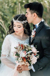 新郎亲吻新娘额头甜蜜瞬间