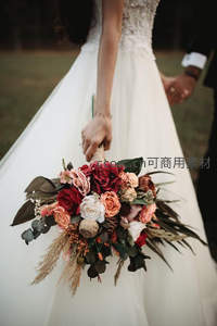 户外婚纱照中手握多彩花束的瞬间