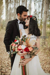 林间拥抱的新婚夫妇与浪漫花束