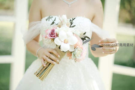 新娘手捧花束，温柔优雅的婚礼瞬间