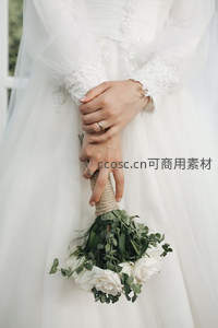 新娘紧握花束，洁白婚纱映衬温柔时刻