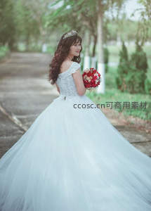 森林小径新娘回眸，红花点缀梦幻婚纱