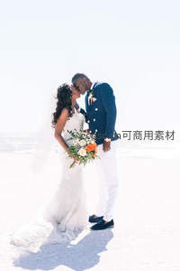 海滩情侣亲吻，花束见证浪漫婚礼时刻