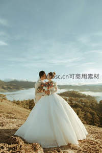 山顶云海之巅新人深情拥吻的壮丽画面