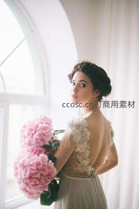 窗边新娘回眸一笑，粉色绣球映衬柔美背影