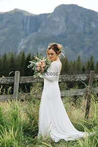 山野新娘手捧花束回眸微笑