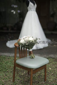 椅上花束与背景婚纱静物