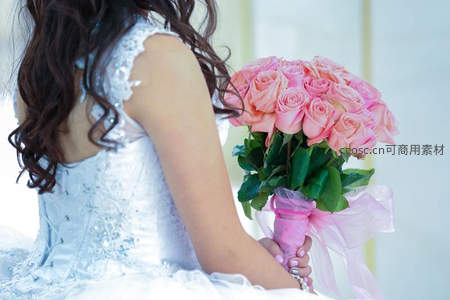 新娘手捧粉色玫瑰花束