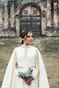 古堡前的异域新娘造型