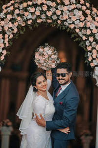 花拱门下新人甜蜜相拥