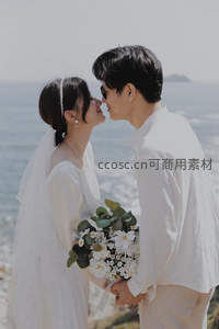 海边情侣亲吻瞬间定格