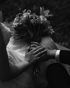 黑白婚礼特写，新人手握花束深情相望