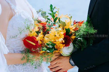 新婚夫妇手捧花束甜蜜相拥