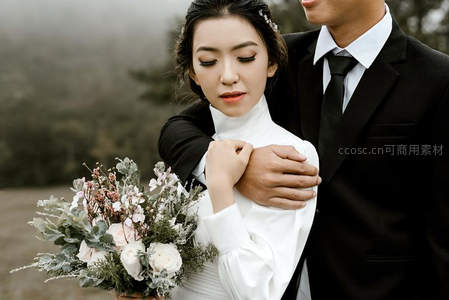 山雾缭绕中新人相拥的温柔时刻