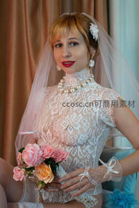 复古新娘佩戴珍珠项链，手持玫瑰花束