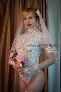蕾丝新娘内衣配头纱，手持花束展现性感