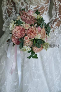 精致花束配蕾丝婚纱，粉白花朵温柔绽放