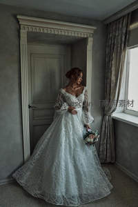 优雅新娘倚门凝望，蕾丝婚纱尽显柔美