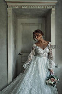 经典门廊下，新娘低头浅笑展温柔