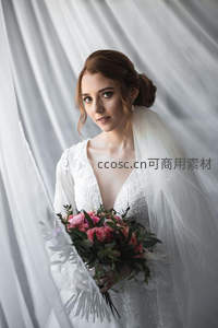 白纱帘后新娘回眸，玫瑰花束添柔情