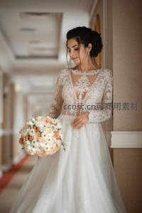 走廊中沉思的新娘侧影