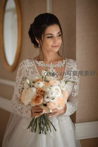 新娘微笑凝视花束瞬间