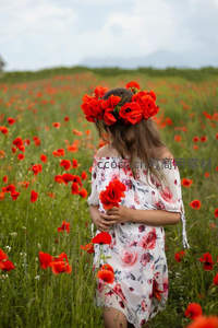 红罂粟花田中的花环少女