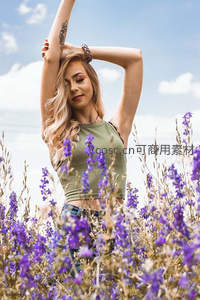 金发女子置身紫色花田，姿态优雅