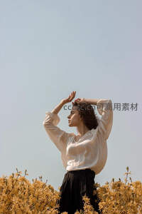 花海中女子轻抚秀发