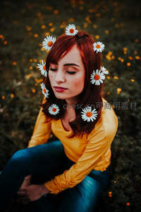 雏菊环绕少女闭目沉思
