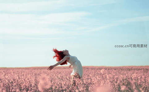 红发女孩在粉色花海中飞旋