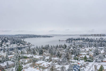 湖畔雪城鸟瞰宁静如画