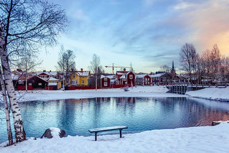 湖边小镇雪后夕阳映彩霞