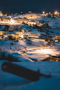 雪原小镇夜灯点缀静谧山丘
