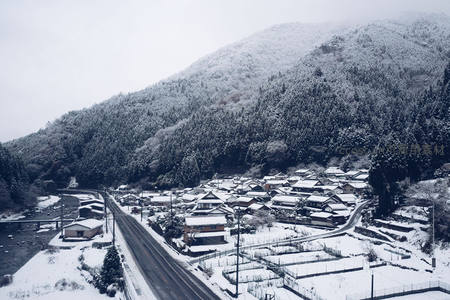 雪覆山村，公路穿行林海间