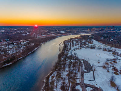 冬日河畔夕阳，雪地公园蜿蜒小径