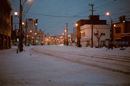 雪夜街灯下的空旷街道