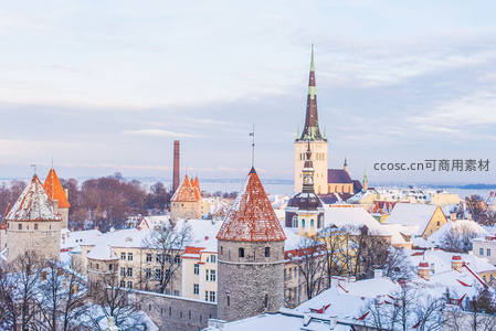 雪覆古城塔楼与尖顶教堂的冬日全景