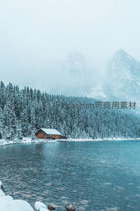 湖畔木屋隐于雪林，远山朦胧似仙境