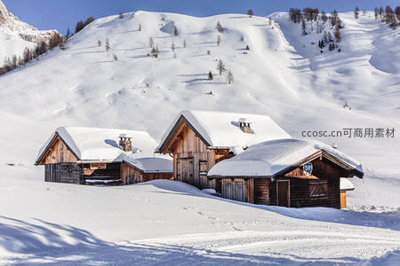雪覆山间木屋，静谧如画