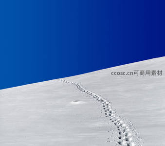 雪坡足迹蜿蜒，蓝天为幕