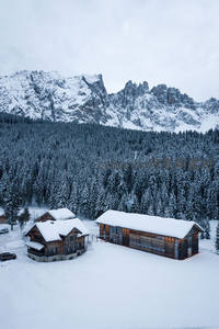 雪山脚下木屋静谧冬日风光