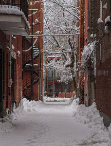 砖巷覆雪深，行人踏归途