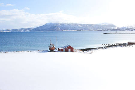 雪岸红屋伴海天