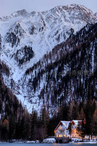 雪山脚畔暖屋灯火