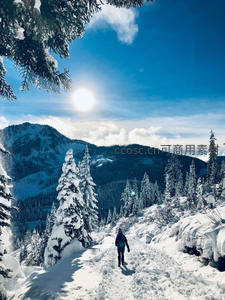 雪径孤影，晴空万里山峦静